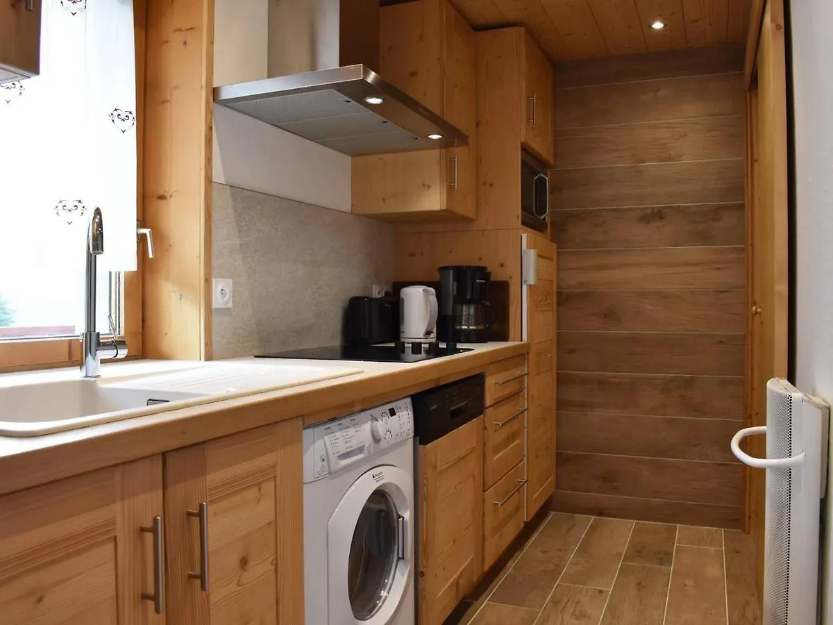 Appartement Chaleureux 4 Pieces, Acces Direct Aux Pistes, Proche Commerces Et Services, Parking Couvert - Fr-1-180-178 Meribel 0*,  France